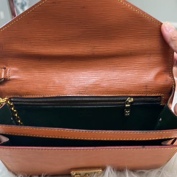 Louis Vuitton Epi brown Dragonne clutch. - Picture 10 of 13